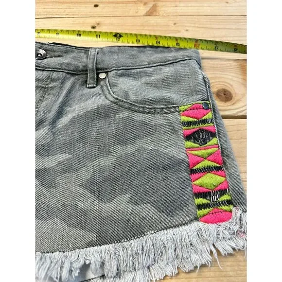 Roxy Women's Camouflage Embroidered Beaded Shorts Standard Size 28 Green - Picture 6 of 6